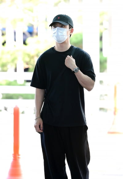 도경수, 시크한 올블랙 공항패션[TEN포토]