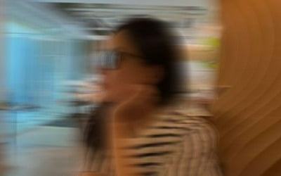 김희선, ♥남편이 찍어줬나…초점 다 나갔는데도 선명한 '극강 비주얼'