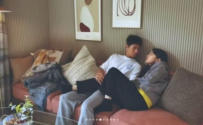 Suzy puts her legs on Park Bo-gum's lap and smiles