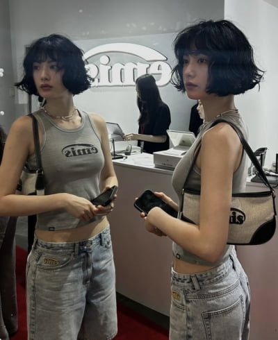 ナナ、堂々としたノブラファッション