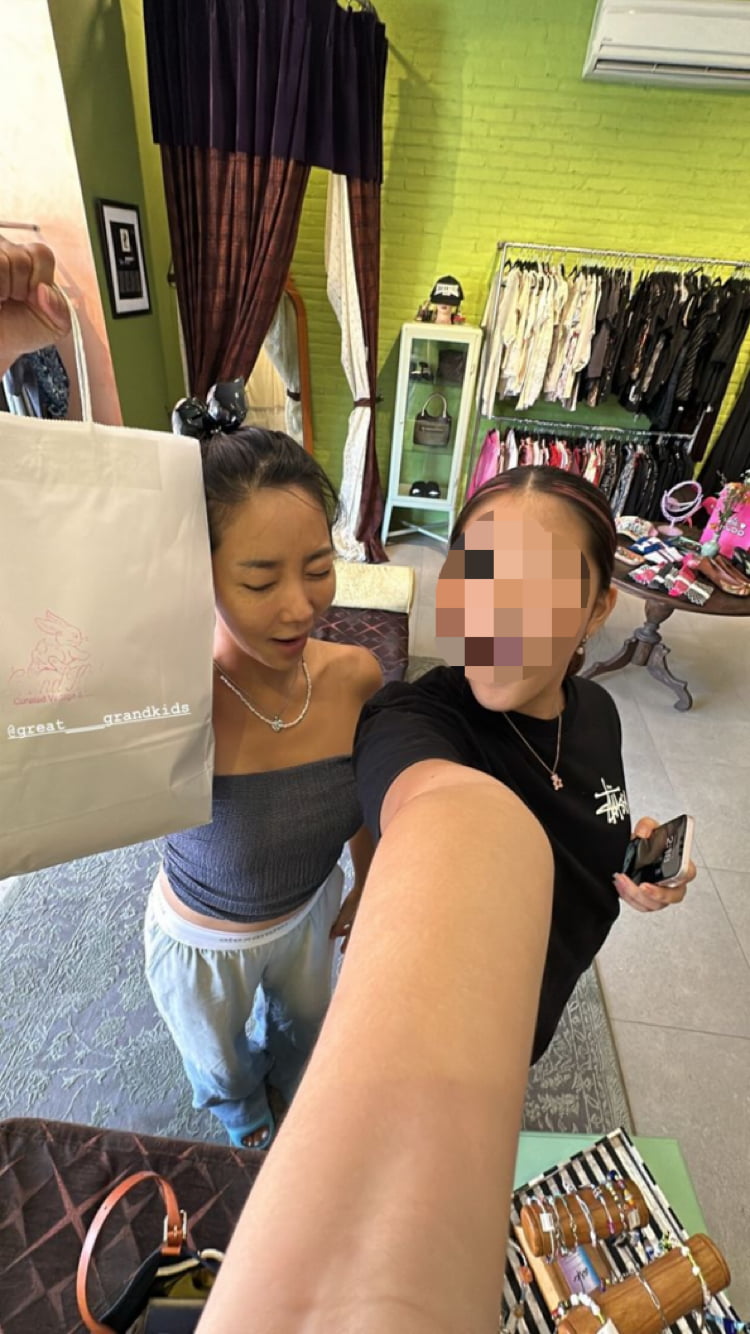 ‘이범수와 이혼’ 이윤진, MZ샷도 척척…옆에는 든든한 큰딸