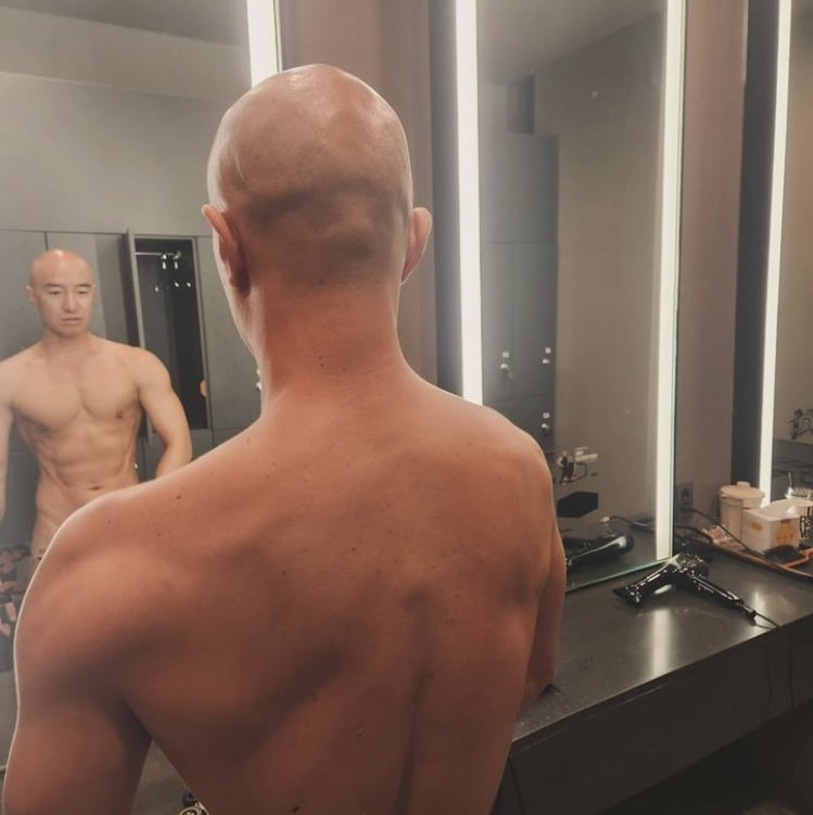 홍석천, 샤워실서 알몸 공개