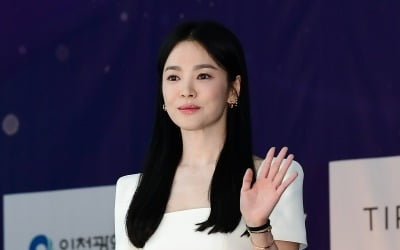 송혜교가 또…파리 올림픽 앞두고 한국 독립운동 유적지 안내서 기증 [공식]