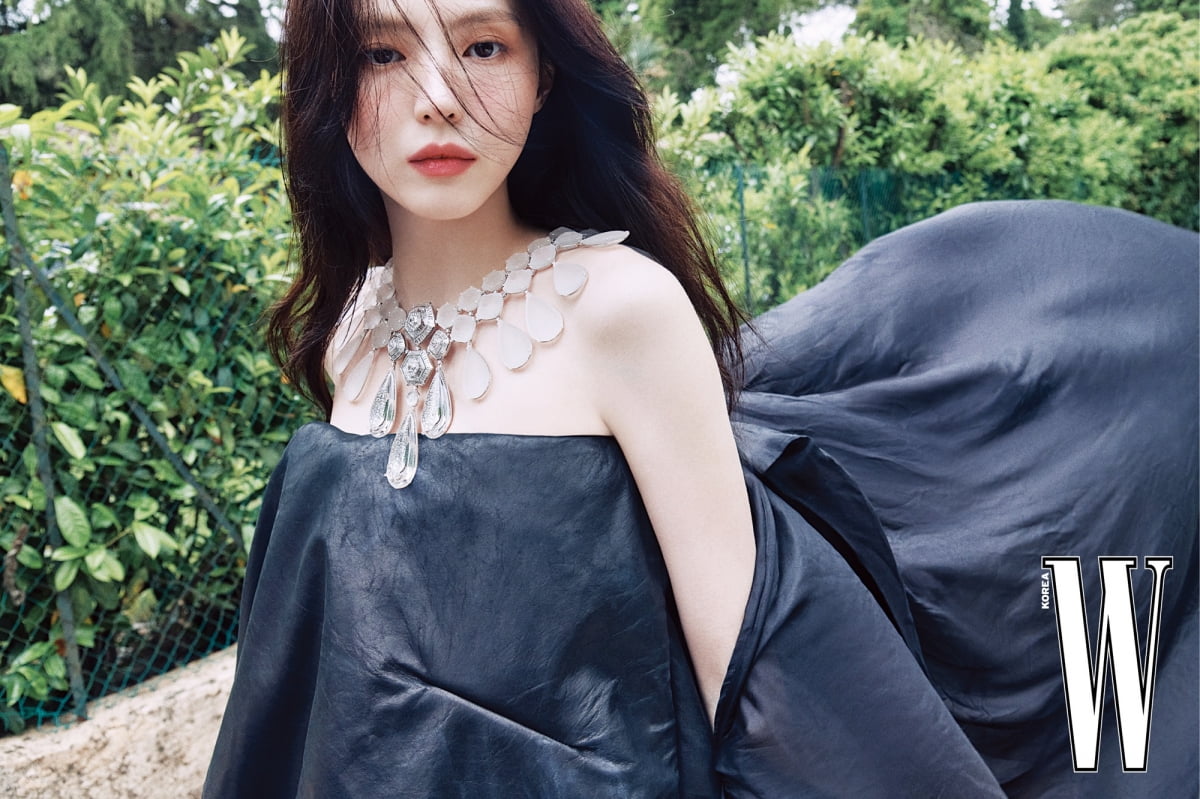 한소희, 명품으로 휘감았네…난해한 메이크업에 '대왕 목걸이' 시선 강탈
