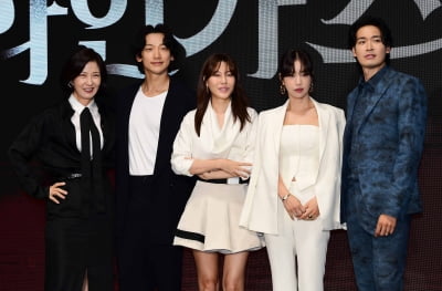 [종합] "화인가 스캔들, 올해 디즈니+에서 가장 잘 되길"…이사장 김하늘X경호원 정지훈의 묵직한 한 방