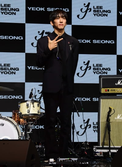 이승윤, 하트 대신 브이로...[TEN포토]