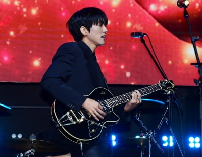이승윤, 아직도 방구석에서 친구들이랑 음악하고 있다[TEN포토]