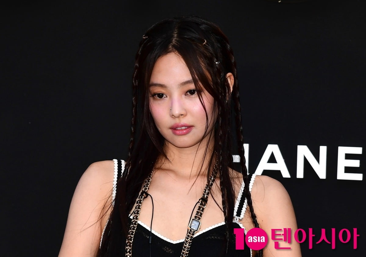 [종합] "스태프에 직접 사과·반성" 제니, 실내 흡연·무례 논란 고개 숙였다 