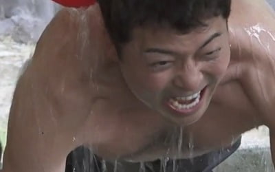 Jeon Hyun-moo, boldly exposing his bare body