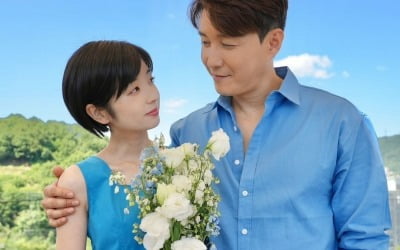 '결혼식 2번' 심형탁, ♥사야와 첫 결혼기념일…18살 차이의 꿀 떨어지는 눈빛
