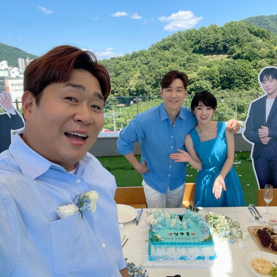 '결혼식 2번' 심형탁, ♥사야와 첫 결혼기념일…18살 차이의 꿀 떨어지는 눈빛