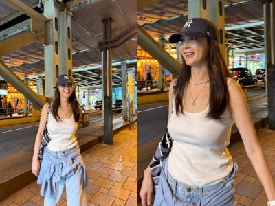 チェ・ジウ、ノースリーブの白いTシャツとジーンズのファッション