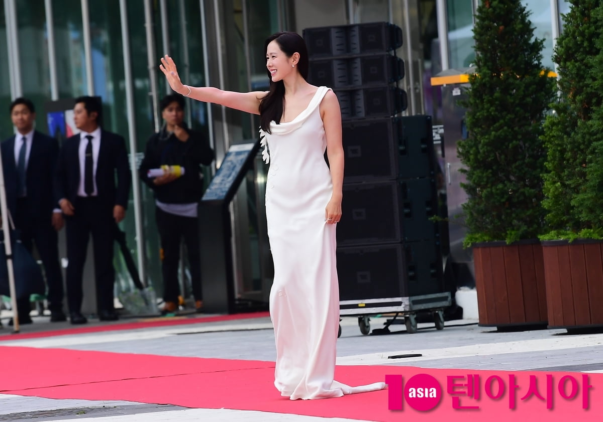 손예진, 시선 사로잡는 비주얼...엄마되고 첫 영화 시상식[TEN포토+]