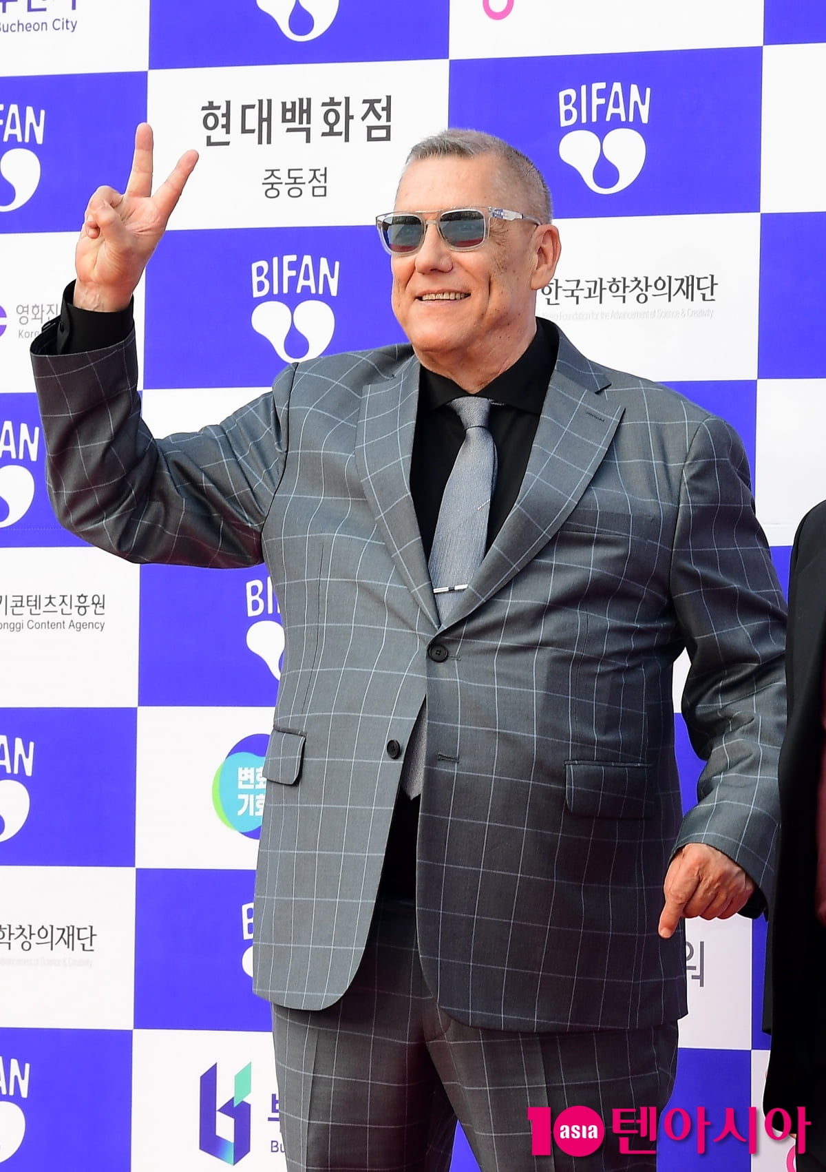 밥 레이턴, 아이언맨 원작자의 브이[TEN포토]