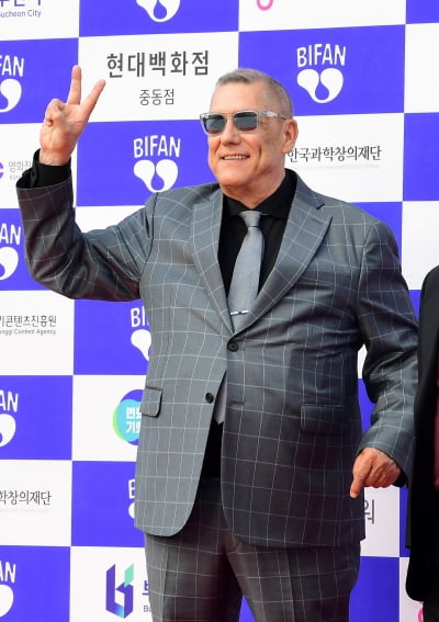 밥 레이턴, 아이언맨 원작자의 브이[TEN포토]