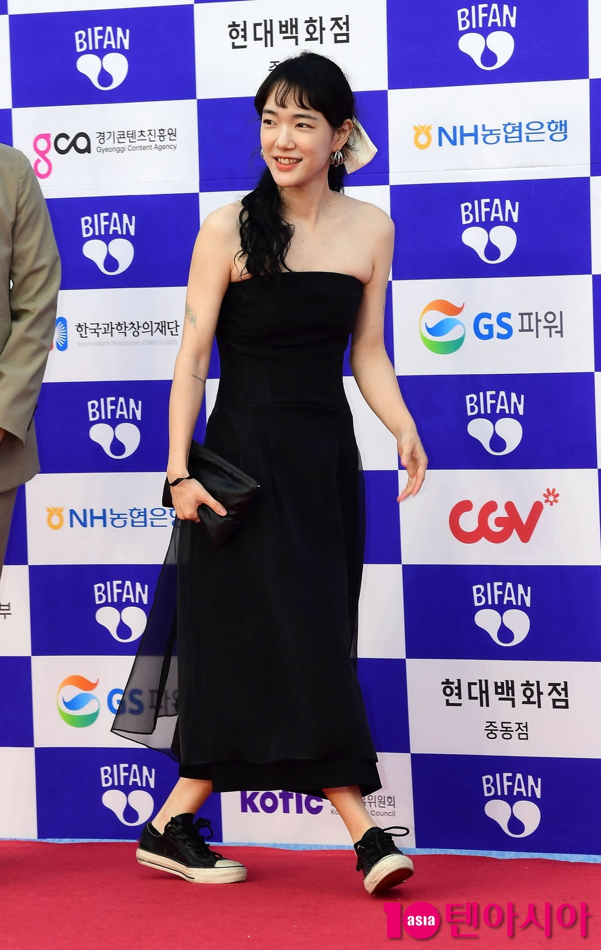 손수현, 시원한 어깨 드러내고[TEN포토]