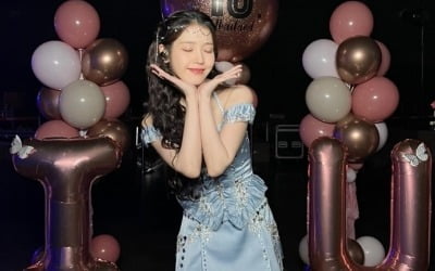 IU、海外ツアー日程の中で華麗な美貌を公開