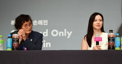 정지영 조직위-손예진, 기자 질문 듣는중[TEN포토]