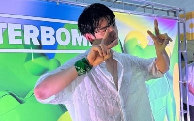 「ウォーターボム」の男神になったチャ·ウヌ、上着を露出