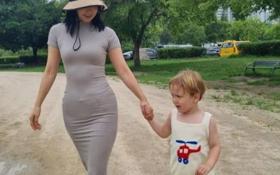 사유리, 40대 안 믿기는 S라인 몸매…딱 붙는 원피스 입고 산책