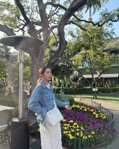 이민정, 미국서 청재킷·화이트 버킷백 조합 여행룩…출산 6개월 만에 리즈 경신
