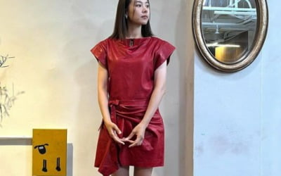 '돌싱' 조윤희, 빨간 가죽 원피스 입고 각선미 자랑…'이제 혼자다'