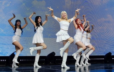 '컴백' 위클리, 아이돌 실력 논란 의식했나 "라이브 중요, 중점 두고 연습"