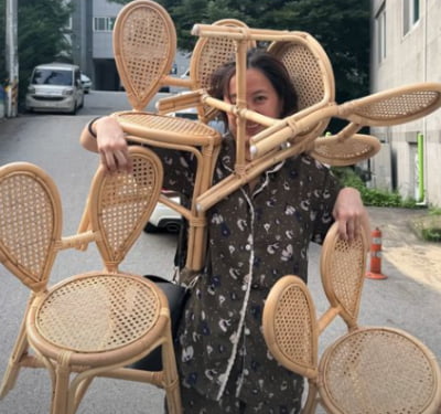 의자에 잡아먹혔네…고은아, 개당 1000원에 기분 최고조