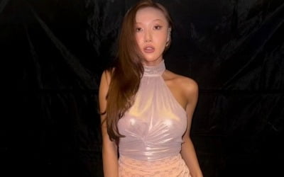 ママムファサー、ホットパンツを着て肉感的なボディ披露