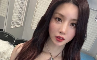 '24억 건물주' 권은비, 우아해졌네…해외에서 만끽하는 화려한 일상