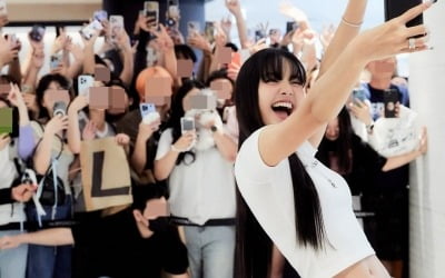 'MV 표절 논란' 블랙핑크 리사, 눈 감고 귀 막고 해맑은 미소…"팬 만나 즐거워"[TEN이슈]