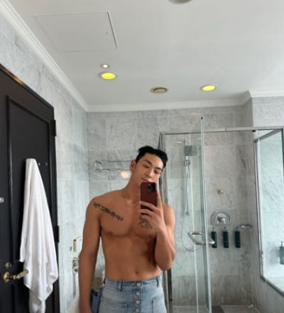 밥먹듯이 상의 탈의…백호, 화장실서 옷 벗고 셀카 삼매경