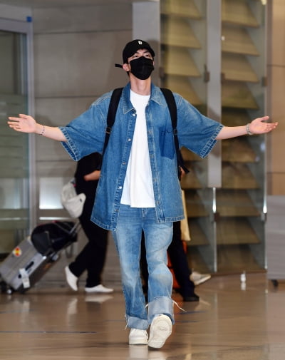 BTS 진. 공항에서 화려한 퍼포먼스[TEN포토]