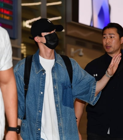 아미 챙기는 BTS 진[TEN포토]