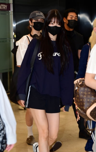 르세라핌 카즈하, 새하얀 각선미[TEN포토]