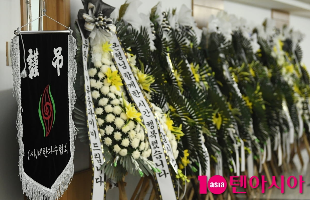 장윤정, 故현철에 "항상 격려해 주신 덕분에 힘냈다, 정말 감사했다" 추모
