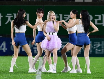 유수현, 집중호우에 화려한 멋진공연[TEN포토]