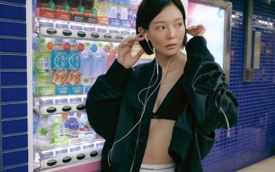 58kg이라더니…이솜, 브라톱 입고 48kg 같은 종잇장 몸매 자랑 [화보]
