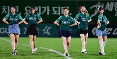 버스터즈, 축구장에서 화려한 댄스[TEN포토]