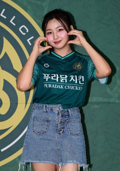 버스터즈 지은, 보조개 미소[TEN포토]