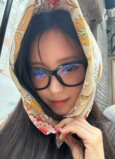 소속사 없어 자유롭네...효민, 중국에서 쇼핑 만끽