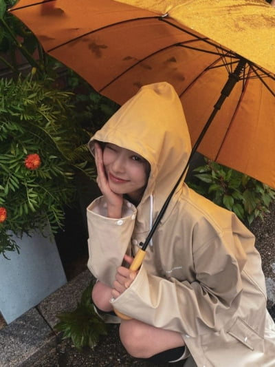 김민주, 폭우에도 상큼美 폭발...장화+우비로 '완벽 무장'