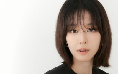 'Aviation major' Lee Joo-myeong "It's a special feeling to wear a pilot uniform"