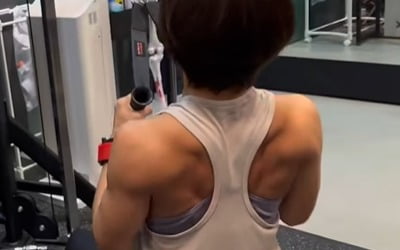 Lee Si-young shows off her CG-level muscles