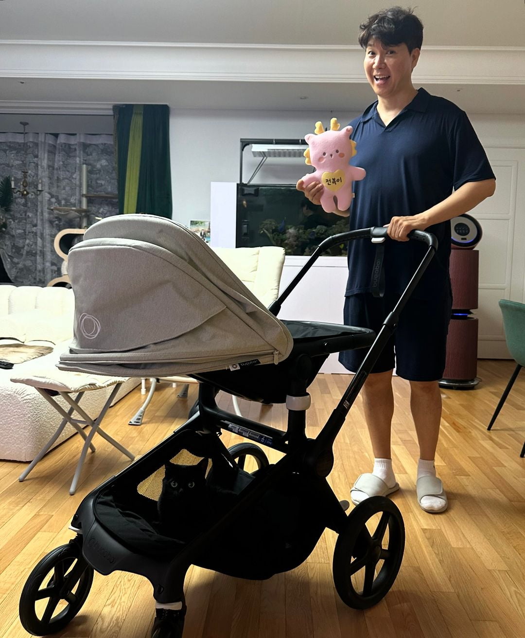 '김다예♥' 박수홍, 200만원 넘는 유모차에 싱글벙글 예비아빠…"선물받았다홍"
