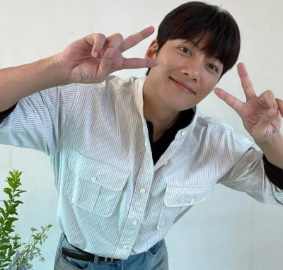 '매니저 만행 폭로' 지창욱, 다 말해서 시원했나…환한 미소 지으며 '브이'