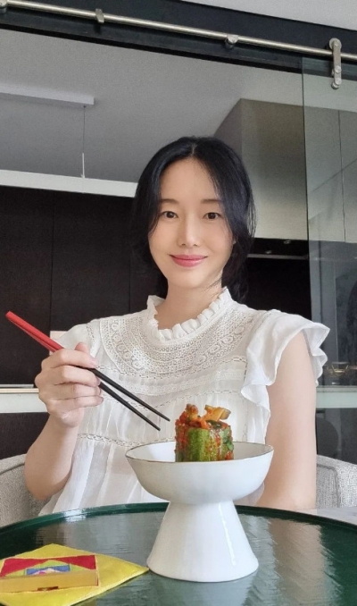 '194억 건물주' 아니랄까봐…이정현, 대리석 식탁서 젓가락질도 우아하게