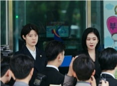 장나라, 김준한과 내연관계 찌라시…기자들 앞에서 입 열까 ('굿파트너')