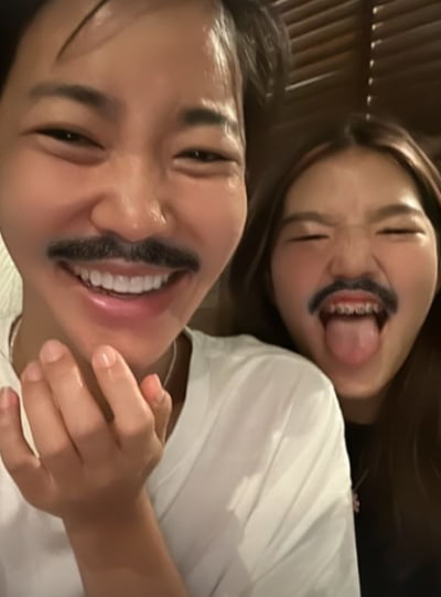 '이범수와 이혼' 이윤진, 콧수염 붙이고 활짝…딸은 메롱하며 교정기 자랑