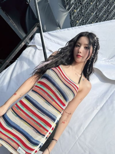 더 과감해지기로 했나…권은비, 상반신 전체 뒤엎은 '타투' 공개